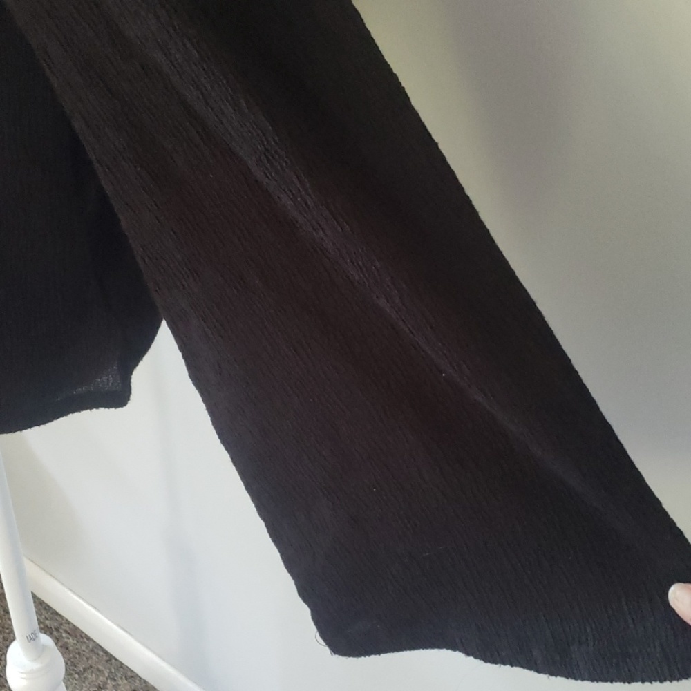 H&M black cold shoulder crinkle blouse - Picture 4 of 9